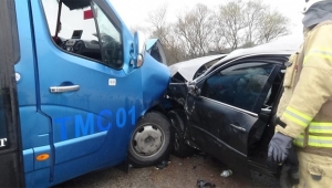 Yolcu taşıyan minibüs ile otomobil çarpıştı