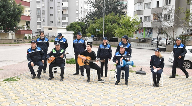 Zabıtadan evden çıkamayanlara müzikli moral