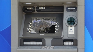 Banka ATM'lerini çekiçle parçaladı