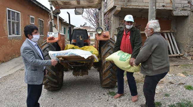 Başkan Ergü, vatandaşın tarlasını gübreledi