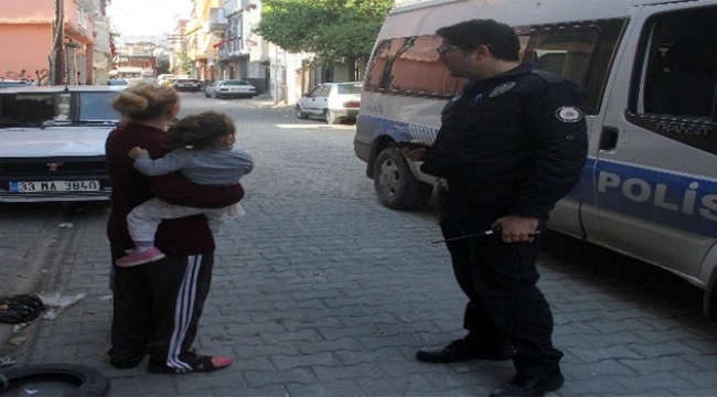 Darp edilen kadın ikiz bebekleriyle kendini dışarı attı