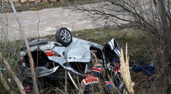 Dere kenarına uçan otomobilde 4 kişi hayatını kaybetti