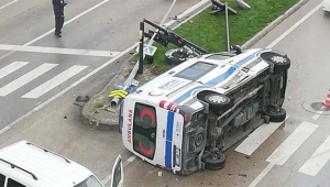 Hasta taşıyan ambulans kaza yaptı