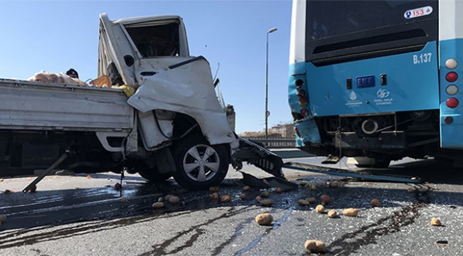 Kamyonet özel halk otobüsüne çarptı