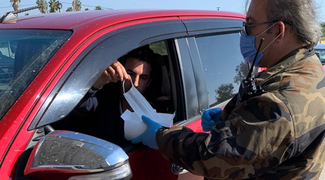 Sürücülerin sağlığı için polis noktalarında maske dağıtılıyor