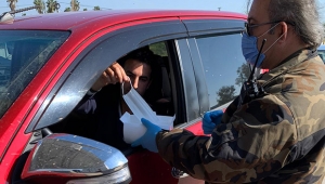 Sürücülerin sağlığı için polis  noktalarında maske dağıtılıyor
