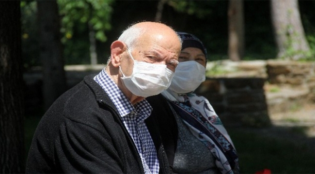 Adana'da 65 yaş üstü parklara akın etti