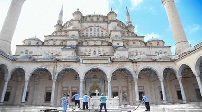Adana'da camiler temizlendi