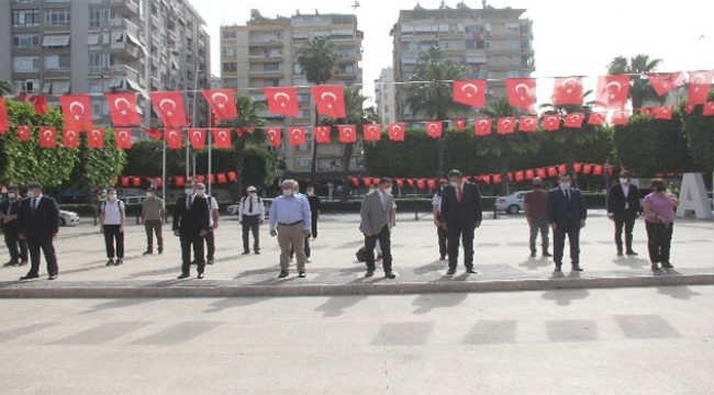Adana'da sosyal mesafeli, maskeli 19 Mayıs