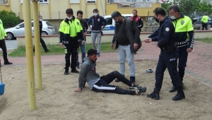 Bebeğini kaçırıp boğazına bıçak dayadı