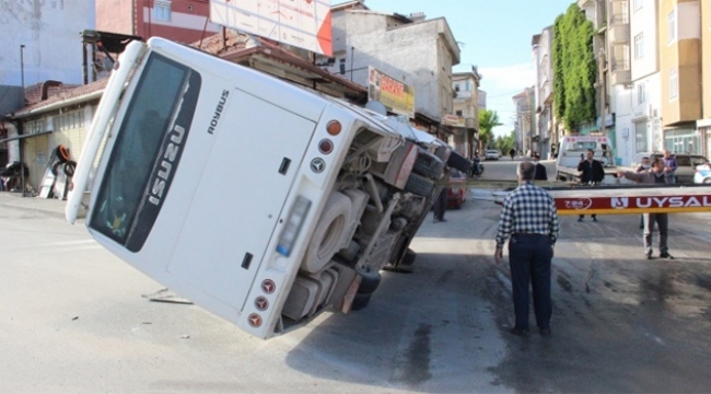 İşçileri taşıyan servis devrildi