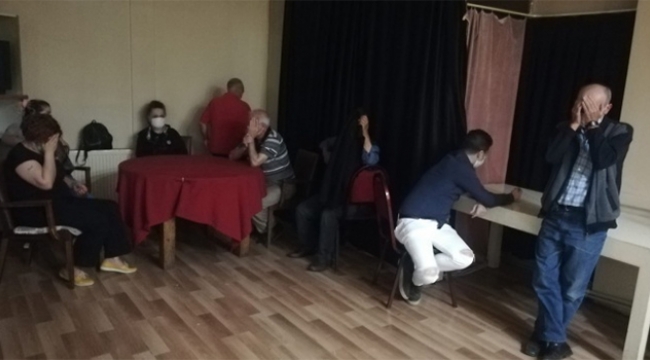 Kumarda yakalandı perde arkasına saklandı