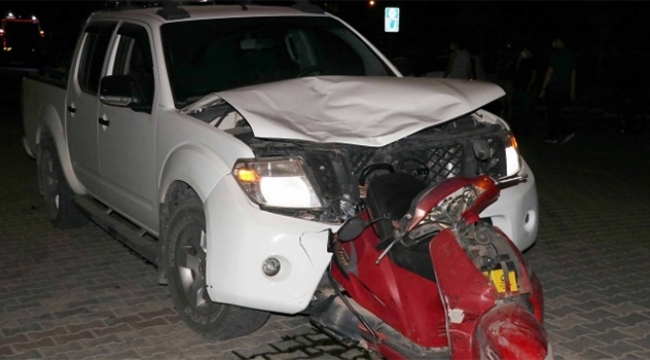 Motosiklet otomobile ok gibi saplandı