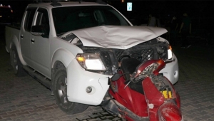 Motosiklet otomobile ok gibi saplandı