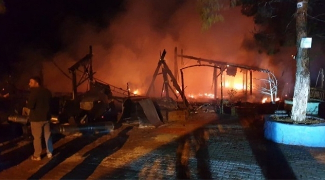 Ahşap restoran yangında kül oldu