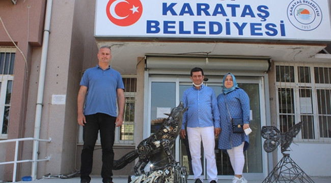 Geri dönüştürülebilir atıklardan bozkurt heykeli