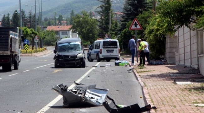 Hafif ticari aracın devrildi