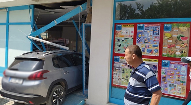 Kontrolden çıkan otomobil markete girdi