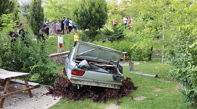 Otomobil çocuk parkına uçtu