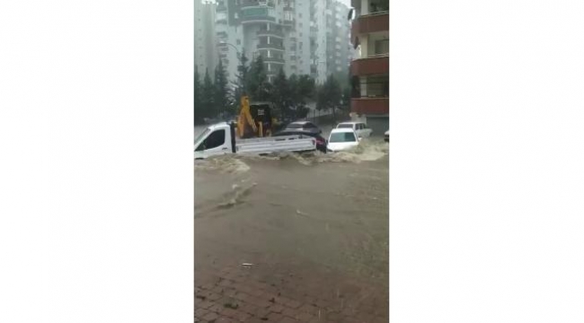 Sel suları araçları sürükledi