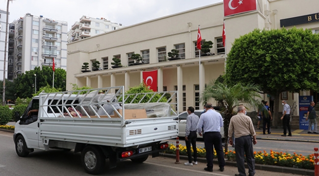 Başkan Karalar'a makam odası mobilyası getiren muhtar engellendi