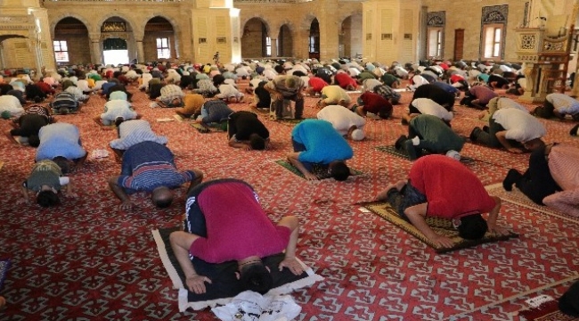 Bayram namazı sosyal mesafeli kılındı