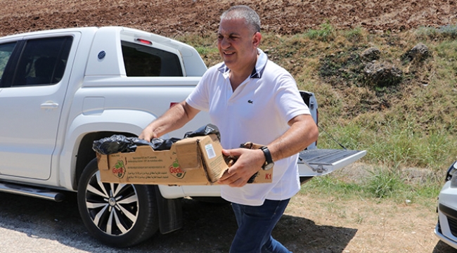 Can dostlarını besliyor