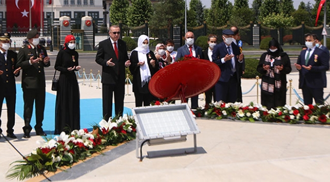Cumhurbaşkanı Erdoğan 15 Temmuz Şehitler Abidesi'ne çiçek bıraktı
