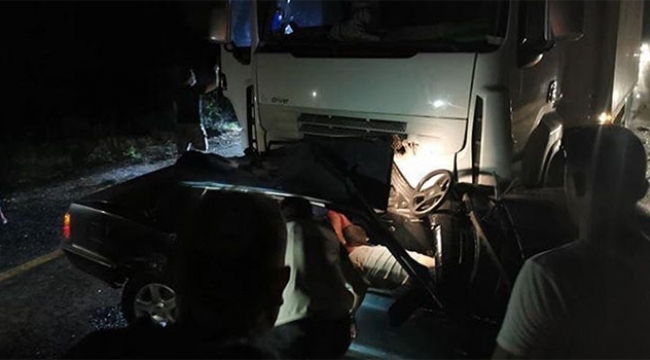Feci trafik kazası, otomobili TIR biçti