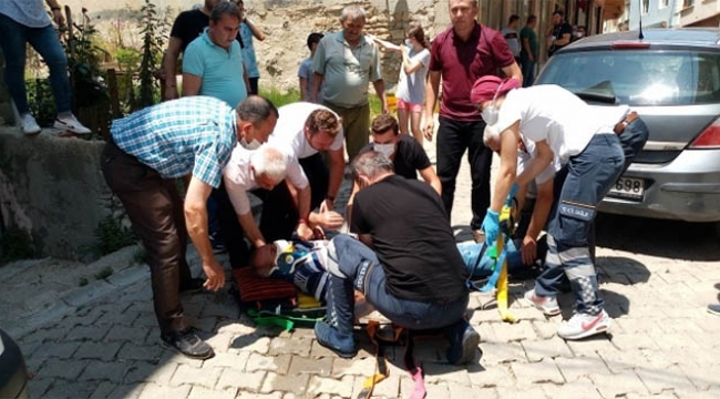 Geri hareket eden otomobilin altında kaldı