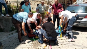 Geri hareket eden otomobilin altında kaldı