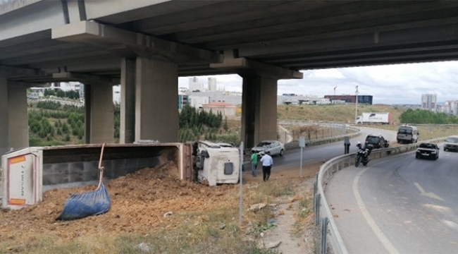 Hafriyat yüklü tır yan yattı