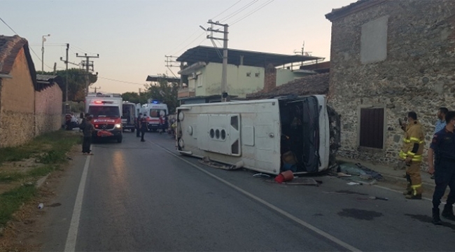 İşçi minibüsü ile otomobil çarpıştı
