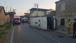 İşçi minibüsü ile otomobil çarpıştı