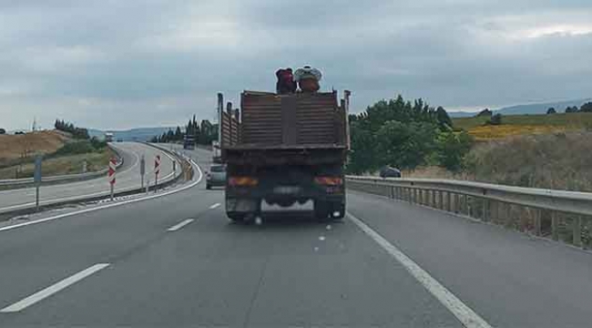 Kamyon üstünde tehlikeli yolculuk