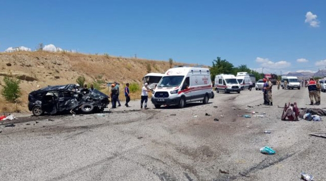 Midibüsle cip kafa kafaya çarpıştı