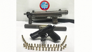 Lüks otomobilden ruhsatsız tabanca çıktı