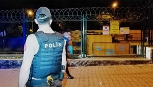 Trenin üzerine çıktı akıma kapıldı