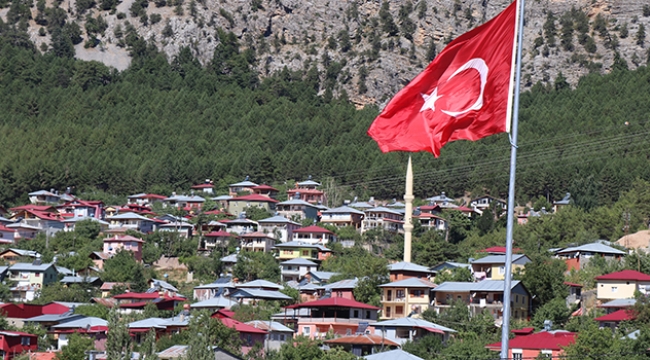 Akçatekir Yaylası'na dev Türk bayrağı