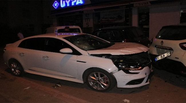 Alkollü sürücü önce 2 yayaya sonra 3 araca çarptı