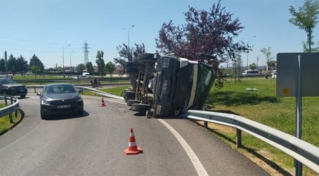 Beton yüklü kamyon yan yattı