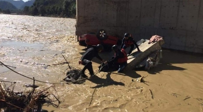 Çöken yolu göremeyince dereye uçtular