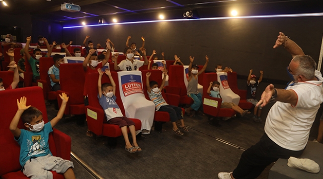 Gezen Sinema TIR'ı Yüreğirli çocuklarla buluşuyor