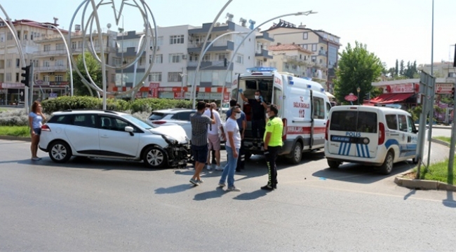 İçinde yaralı olan ambulans kaza yaptı!