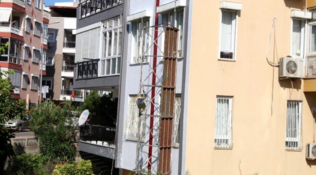 İskele halatı koptu işçiler yaralandı...