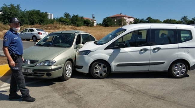Kavşakta iki otomobil çarpıştı