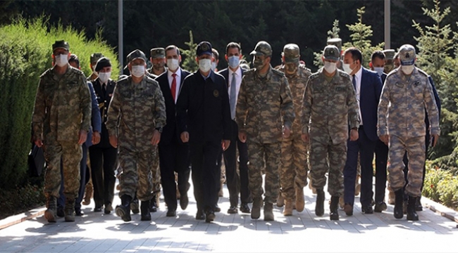 Milli Savunma Bakanı şehitlik ziyaret etti
