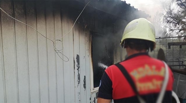 Ocakta unuttuğu yemek evini yaktı