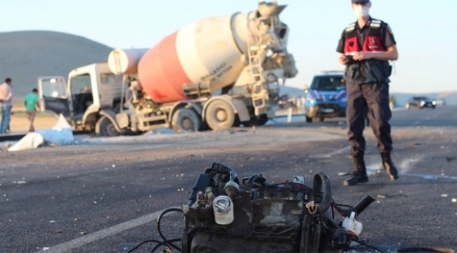 Otomobille beton mikseri çarpıştı