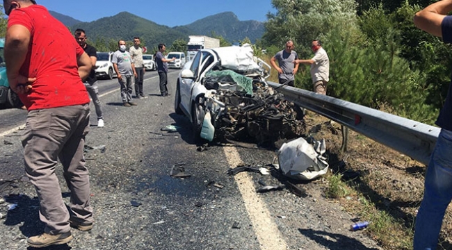 Otomobille kamyon çarpıştı